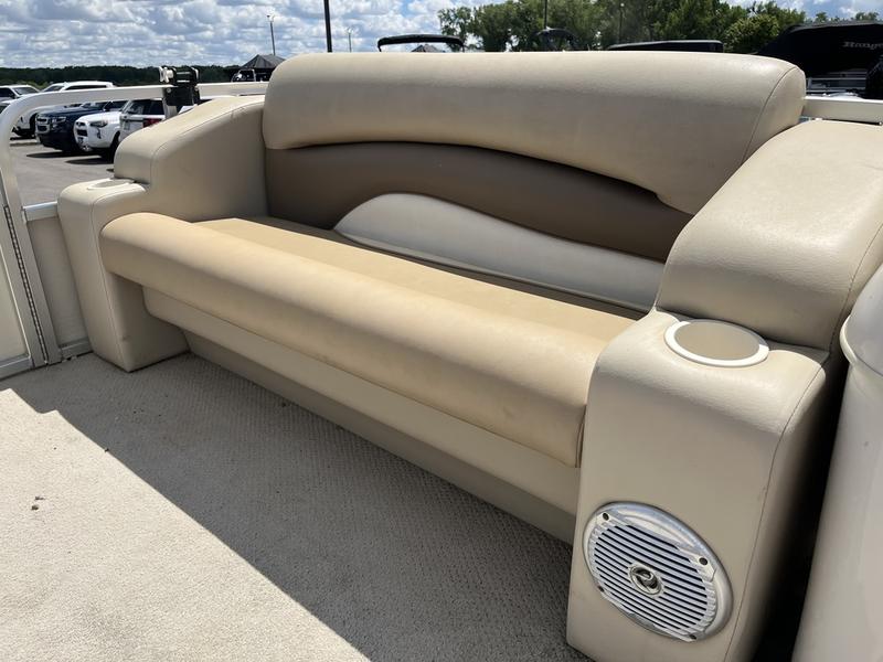 2010 CRESTLINER 2185 ESCAPE BOATS