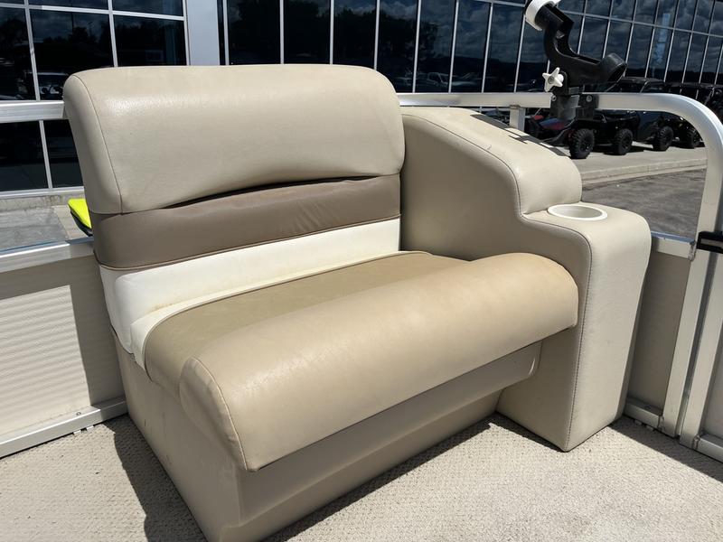 2010 CRESTLINER 2185 ESCAPE BOATS