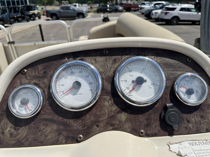 2010 CRESTLINER 2185 ESCAPE BOATS