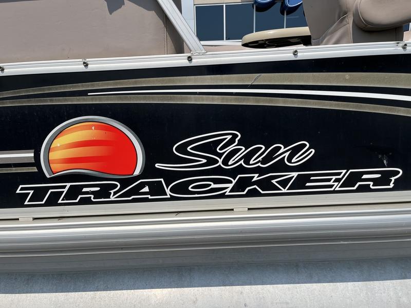 2014 SUN TRACKER Party Barge 24 DLX BOATS