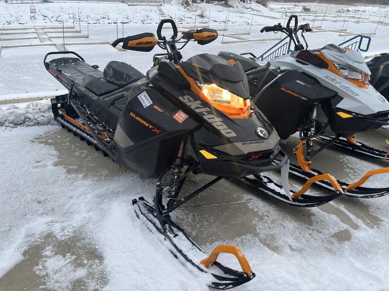 2020 SKI-DOO Summit X with Expert Package 165 850 E-TEC PowderMax X-Light 3.0 SNOWMOBILES