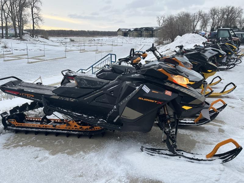 2020 SKI-DOO Summit X with Expert Package 165 850 E-TEC PowderMax X-Light 3.0 SNOWMOBILES