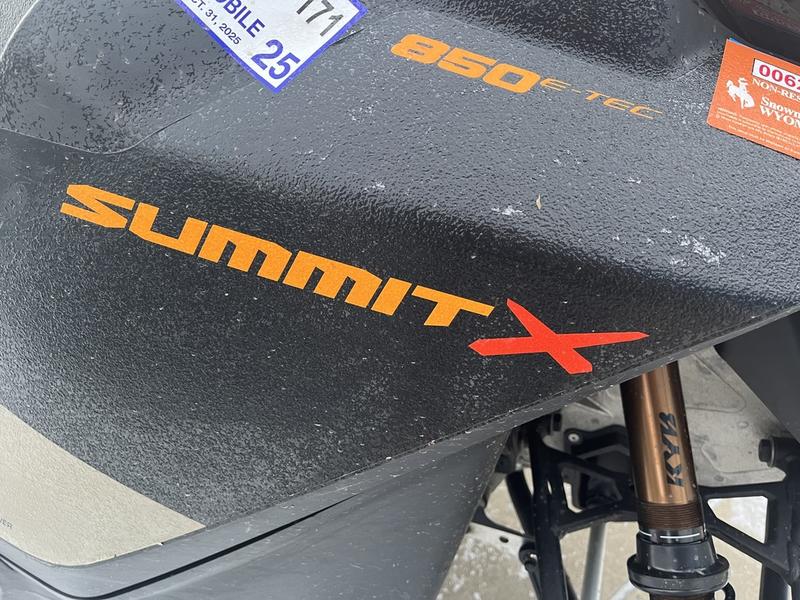 2020 SKI-DOO Summit X with Expert Package 165 850 E-TEC PowderMax X-Light 3.0 SNOWMOBILES