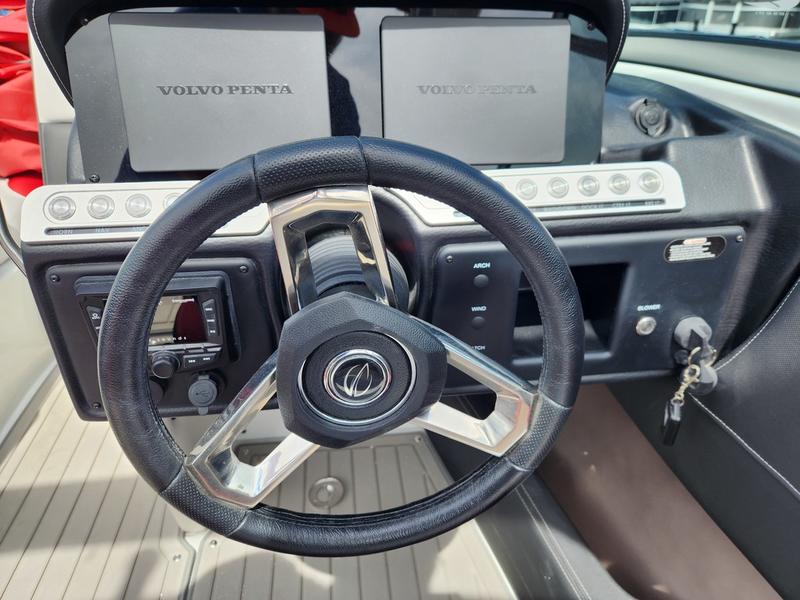 2024 CROWNLINE 220 SS SURF BOATS