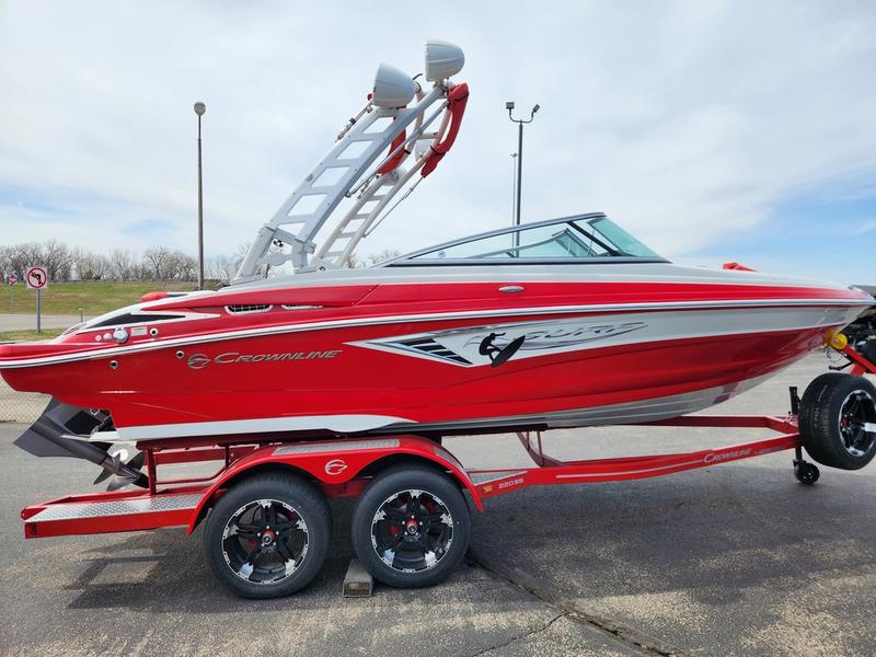 2024 CROWNLINE 220 SS SURF BOATS