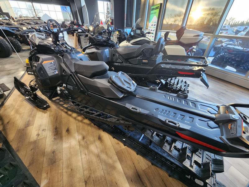 2025 SKI-DOO Summit Adrenaline with Edge Package 165 850 E-TEC PowderMax X-Light with FlexEdge 3.0 SNOWMOBILES
