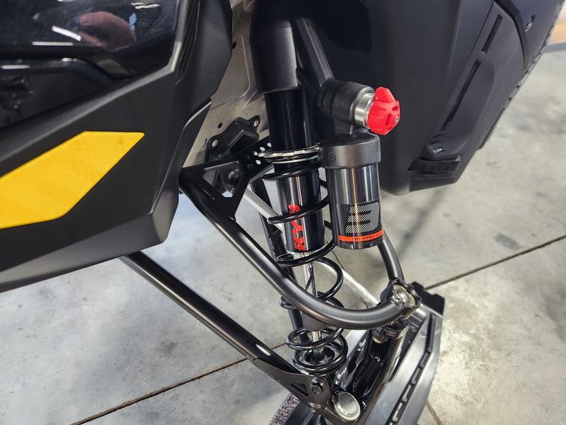 2025 SKI-DOO Summit X 165 850 E-TEC PowderMax X-Light with FlexEdge 3.0 SNOWMOBILES