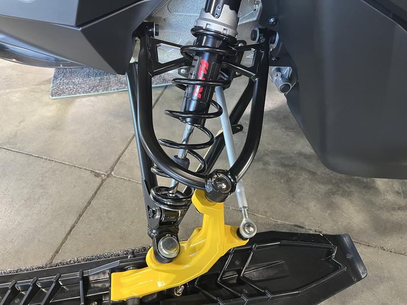 2025 SKI-DOO Summit NEO+ 146 600 EFI Hurricane with FlexEdge 1.75 SNOWMOBILES