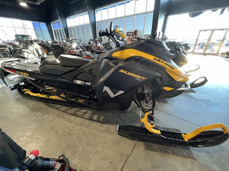 2025 SKI-DOO Summit NEO+ 146 600 EFI Hurricane with FlexEdge 1.75 SNOWMOBILES