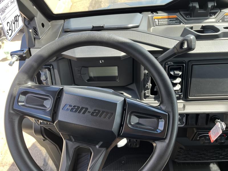 2026 CAN-AM Defender XT CAB HD11 UTV