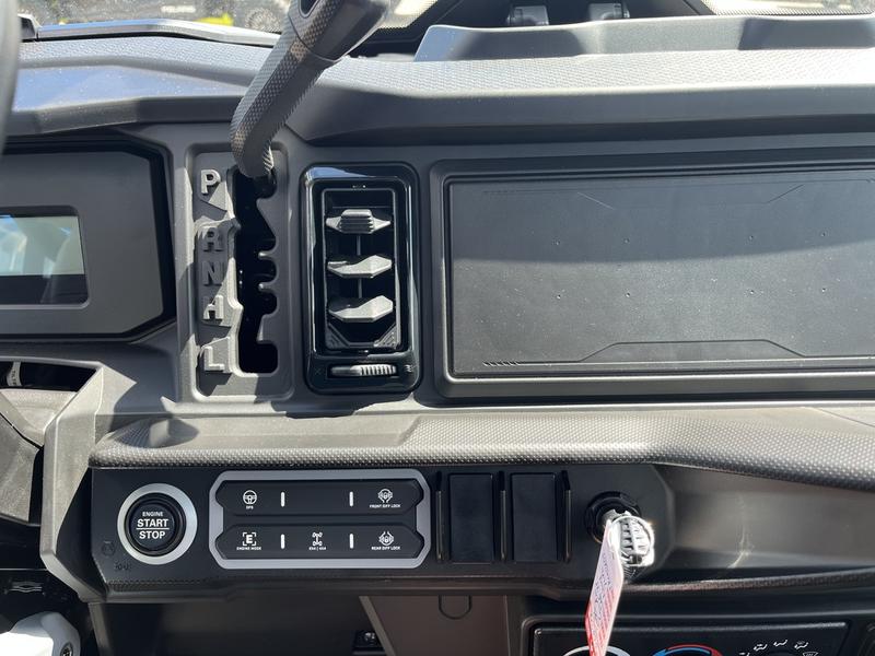 2026 CAN-AM Defender XT CAB HD11 UTV