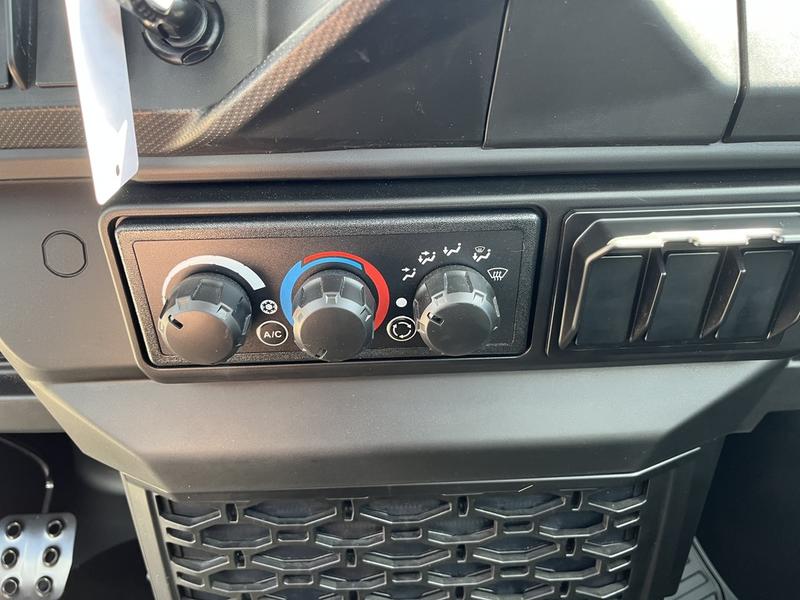 2026 CAN-AM Defender XT CAB HD11 UTV