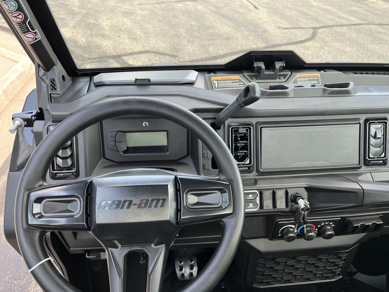 2026 CAN-AM Defender XT CAB HD11 UTV