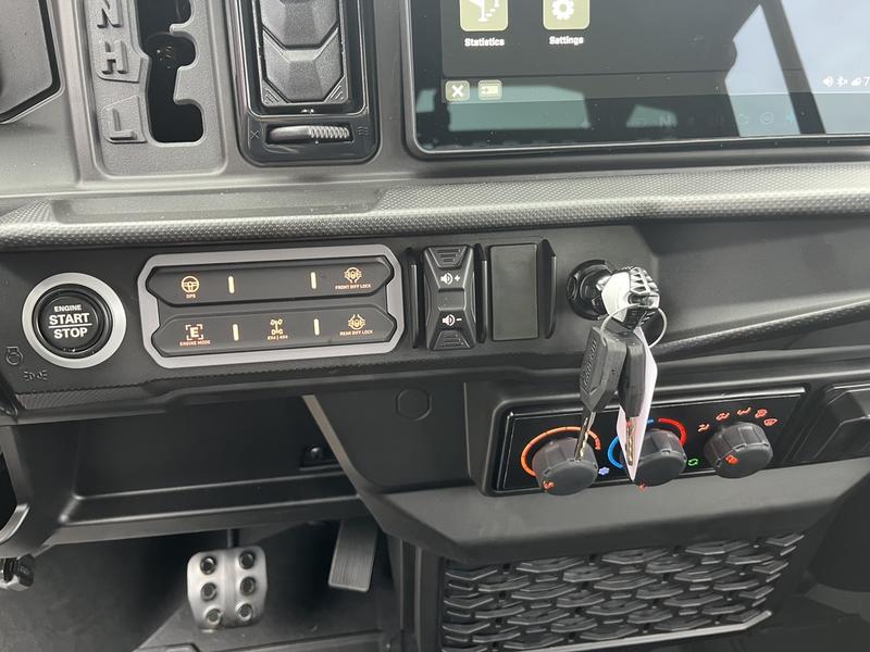 2027 CAN-AM Defender XU Limited UTV