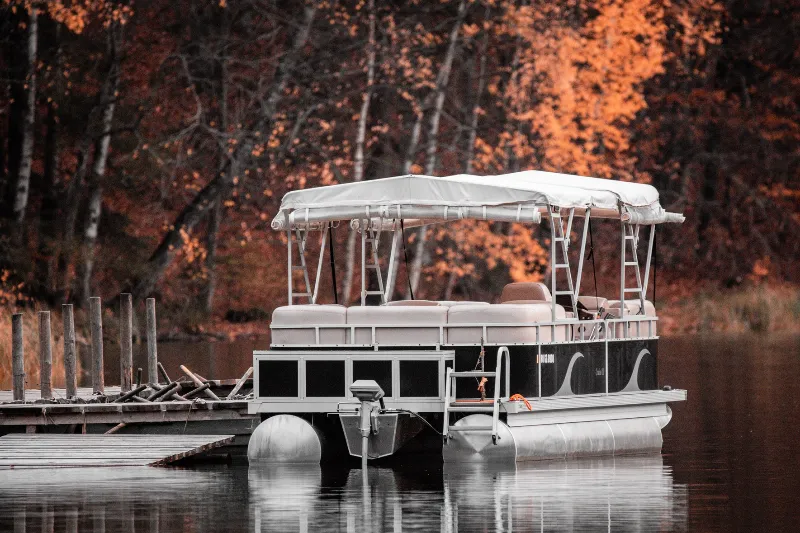 Read more about the article Essential Safety Measures for Navigating a Pontoon in Rough Water